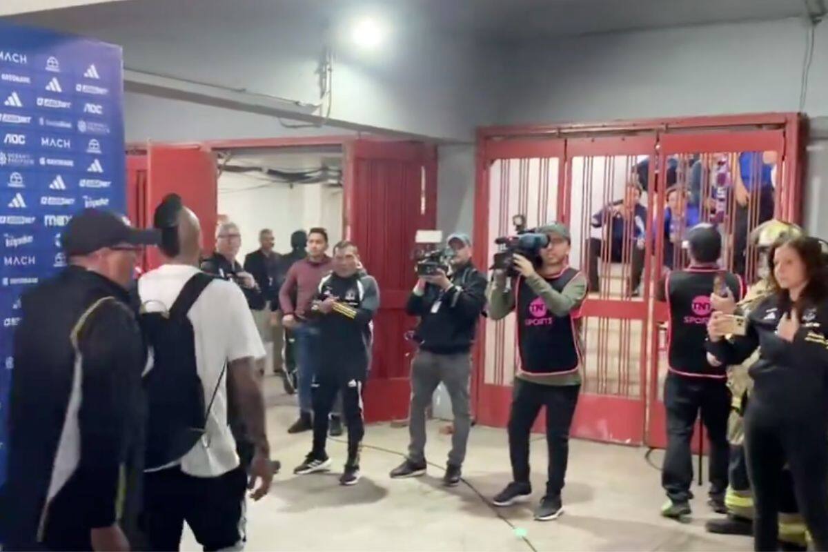 fue recibido con fuertes insultos de hinchas de la U.