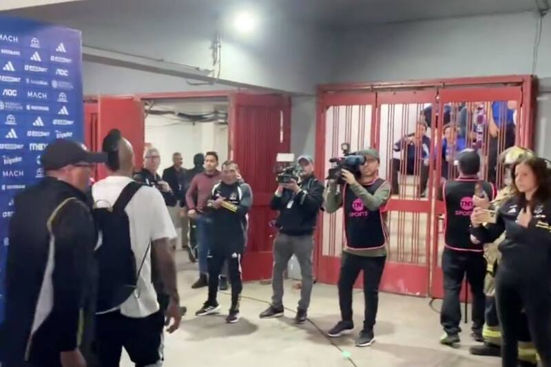 fue recibido con fuertes insultos de hinchas de la U.