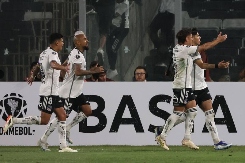 celebrando el gol de Carlos Palacios ante Sportivo Trinidense.