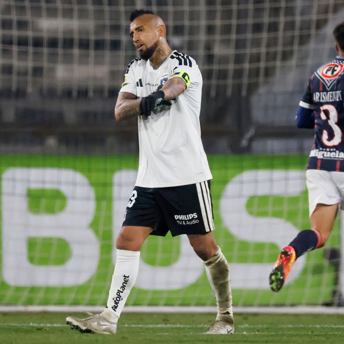 Arturo Vidal golpea la mesa en Colo-Colo