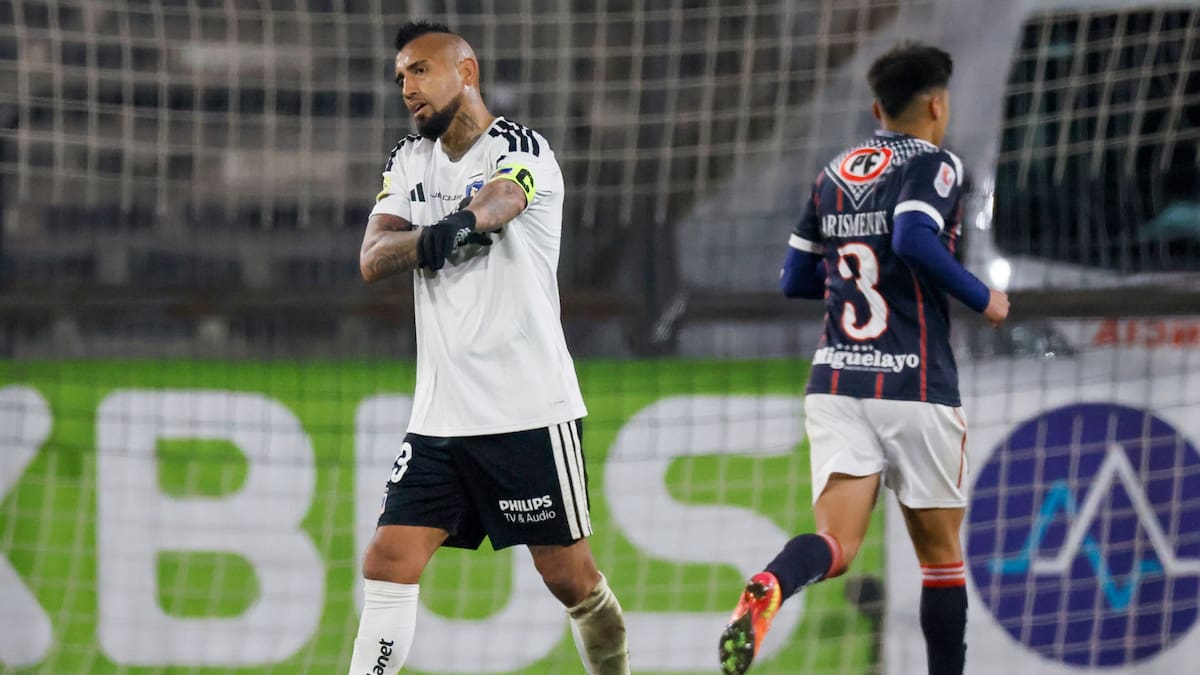 Arturo Vidal golpea la mesa en Colo-Colo