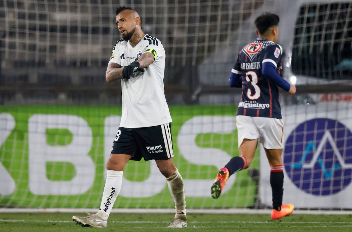 Arturo Vidal golpea la mesa en Colo-Colo