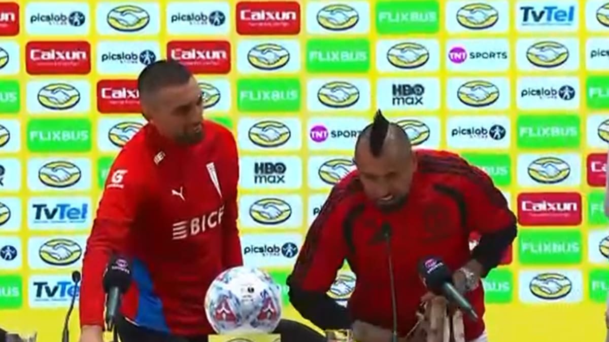 VIDEO | La irónica respuesta de Arturo Vidal tras recibir la camiseta de La Roja como regalo de la ANFP