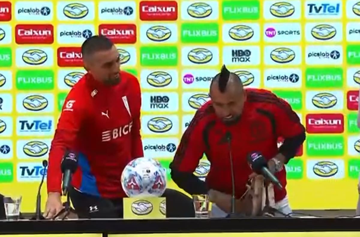 VIDEO | La irónica respuesta de Arturo Vidal tras recibir la camiseta de La Roja como regalo de la ANFP