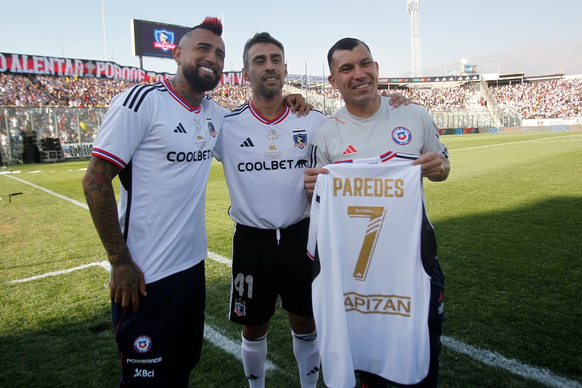 Posando junto a Jorge Valdivia y Gary Medel.