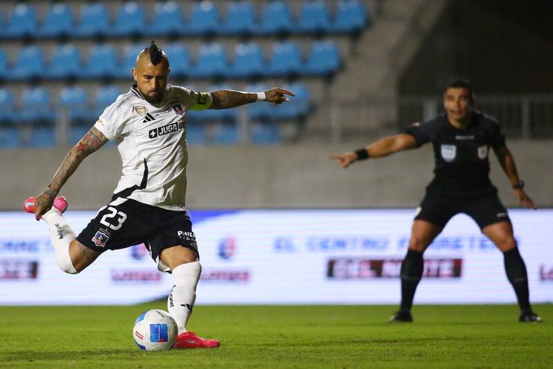 Vidal falló su penal contra Deportes Iquique. Foto: Aton.