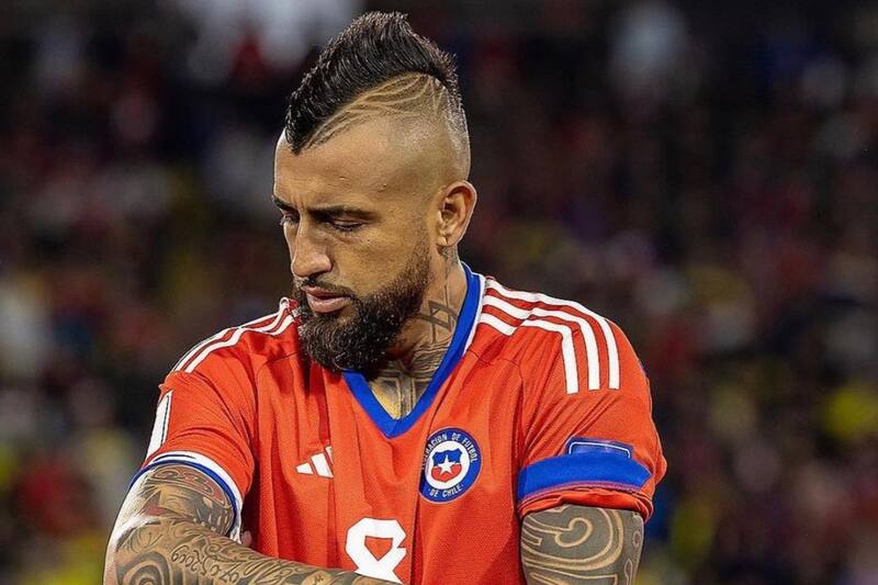 Arturo Vidal con la camiseta de La Roja. Foto: Aton.