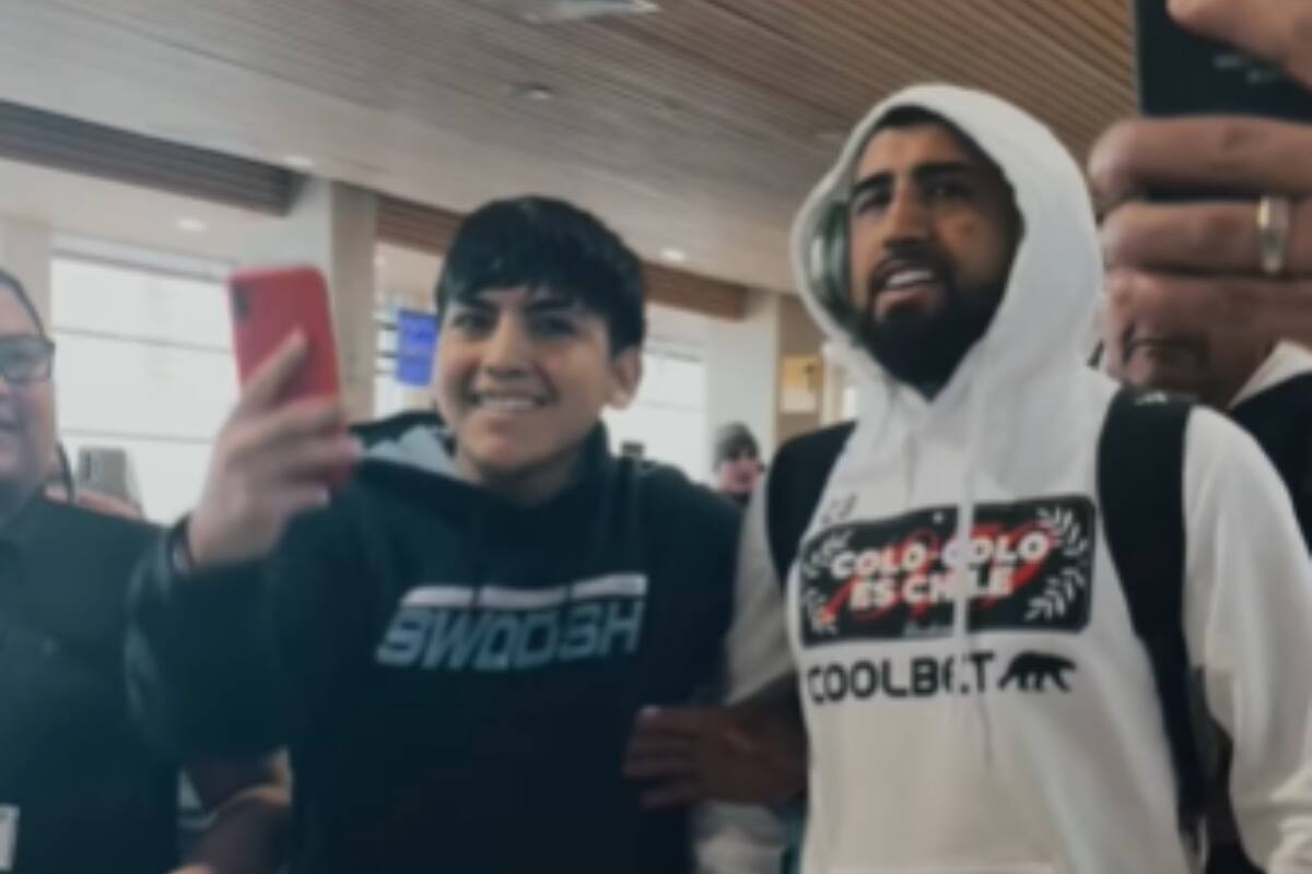 en su llegada a Puerto Montt con el plantel de Colo Colo