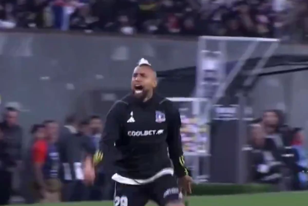 celebrando el triunfo de Colo Colo.