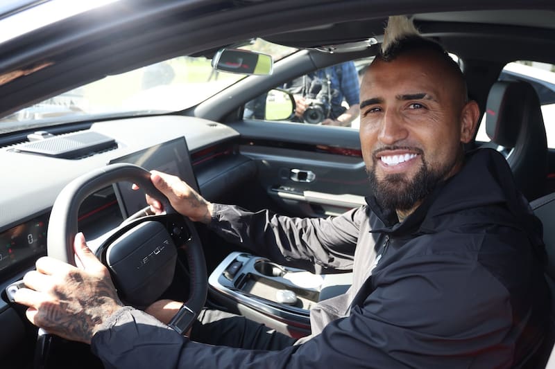 con su nuevo regalo en Colo Colo