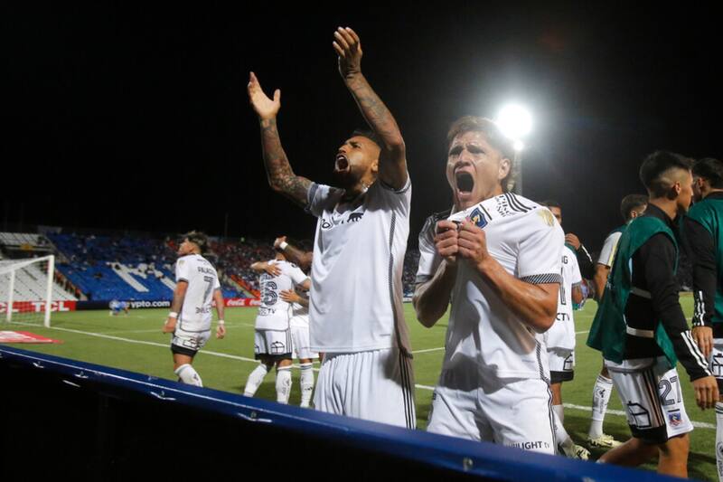 celebrando con todo el gol de Marcos Bolados ante Godoy Cruz en la Copa Libertadores (Foto: Photosport).
