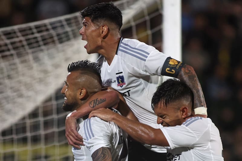 anotó un golazo para el empate de Colo Colo.