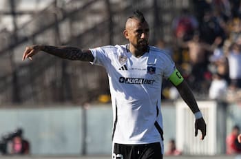 VIDEO | No le gustó nada: Así reaccionó Arturo Vidal tras ser reemplazado en Colo Colo