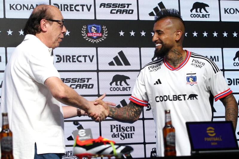 ya posa con la camiseta de Colo Colo (Foto: Photosport)