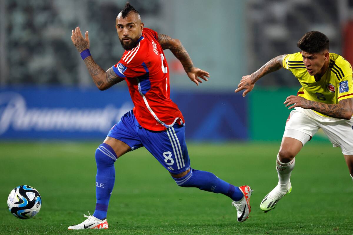 jugando por La Roja ante Colombia por las Eliminatorias (Foto: Aton)