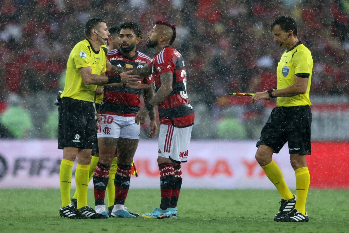 El volante chileno fue amonestado en la definición por la Recopa Sudamericana.