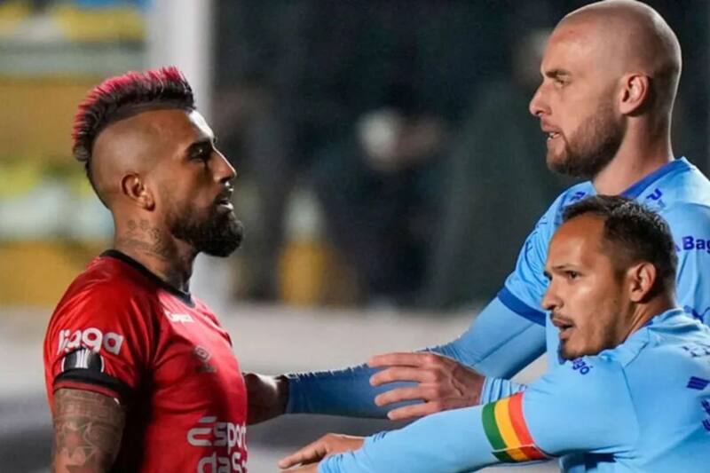 Imágenes del duelo por Copa Libertadores entre Bolívar y Athletico Paranaense. El King discute con dos rivales bolivianos.