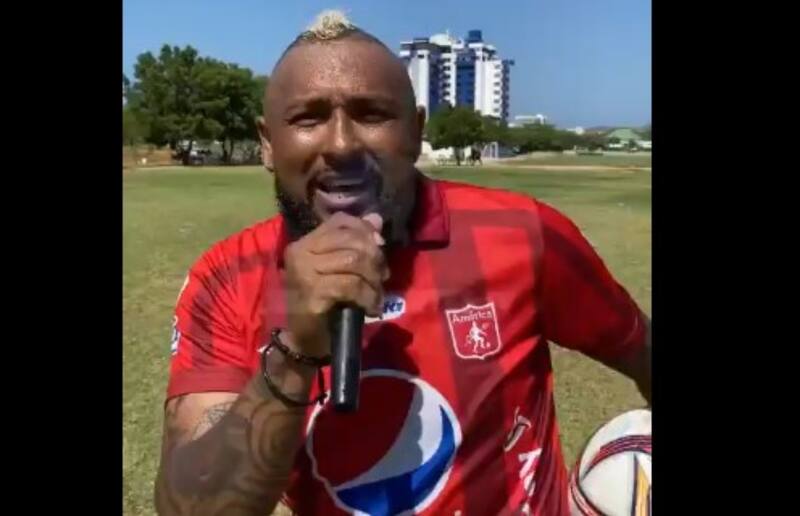 colombiano con la camiseta de América de Cali.