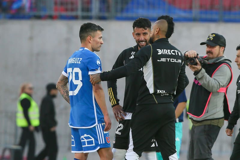 El volante de Colo Colo elogió a Charles Aránguiz. Foto: Aton.