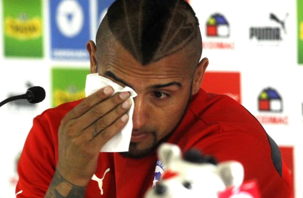 Arturo Vidal llorando en la conferencia en 2015.