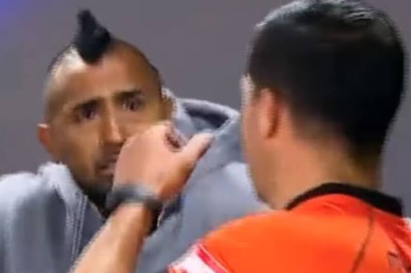 Arturo Vidal en su encuentro con Felipe González.
