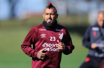 FOTO | Así fue el reencuentro de Arturo Vidal y Luciano Arriagada en Athletico Paranaense