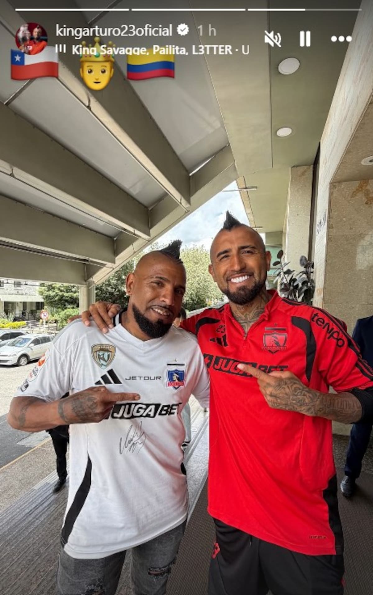 El King con su "gemelo" en Colombia