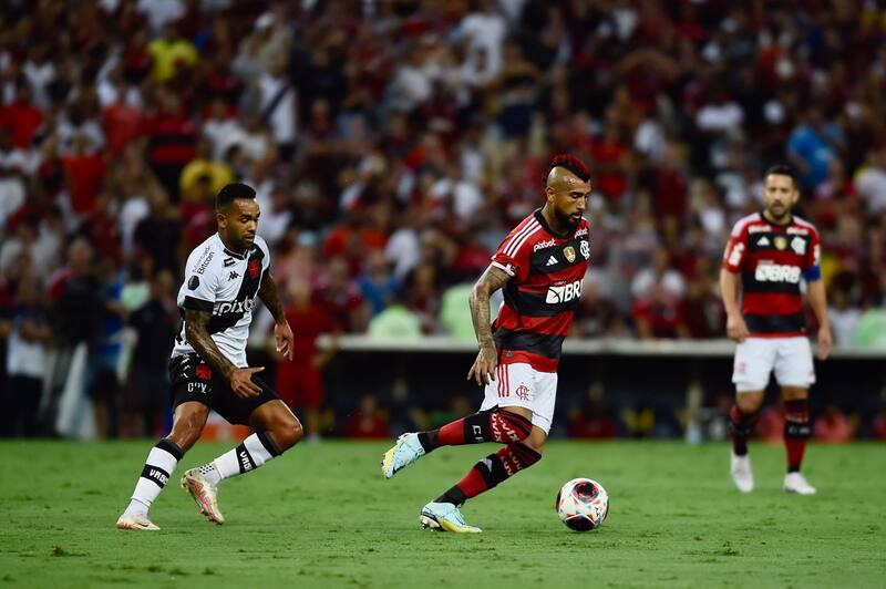 El futbolista chileno no logra convencer en Flamengo.