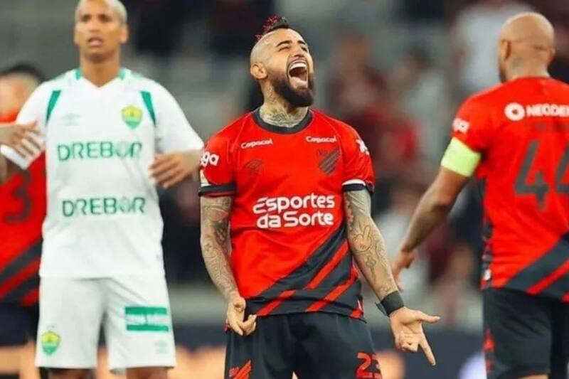 El mediocampista de La Roja, Arturo Vidal, estuvo pendiente a la penúltima fecha del Campeonato Nacional.