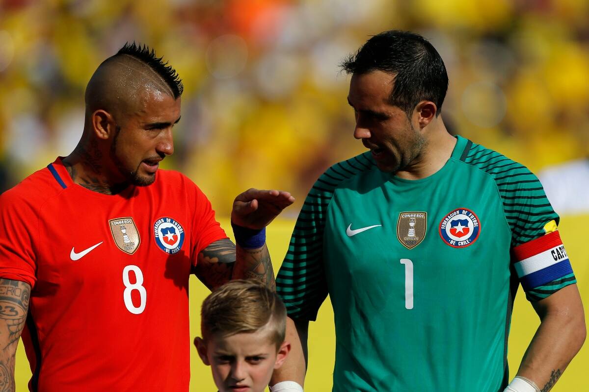 Arturo Vidal y Claudio Bravo defendiendo a la Selección Chilena. Foto: Agencia Aton.