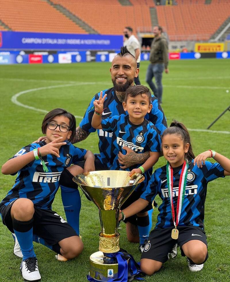 Arturo Vidal y Emiliano, Alonso y Elizabetta.
