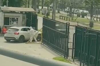 VIDEO | Asaltan bodega de tecnología en Huechuraba: Sujetos huyeron disparando y con barricadas