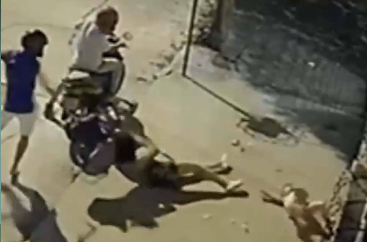 VIDEO | Para quitarle una mochila: Mujer y su hija sufren brutal asalto en Argentina