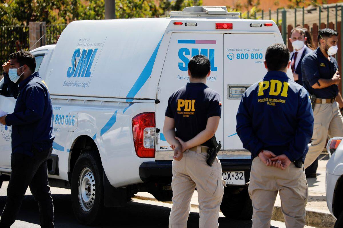 Policías se encuentran en el lugar intentando descifrar la procedencia e identidad de la víctima.