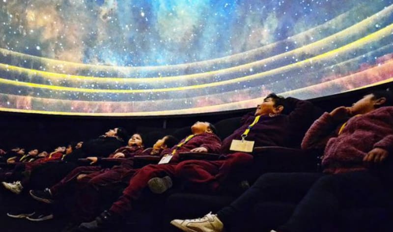 Así es por dentro el planetario de Huechuraba. Créditos: @planetariohuechuraba