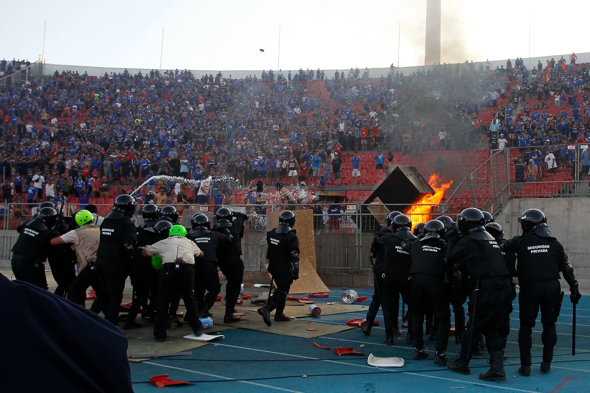 en la Galería Sur del partido entre la U e Inter de Porto Alegre en la Copa Libertadores 2020. (Foto: Aton)