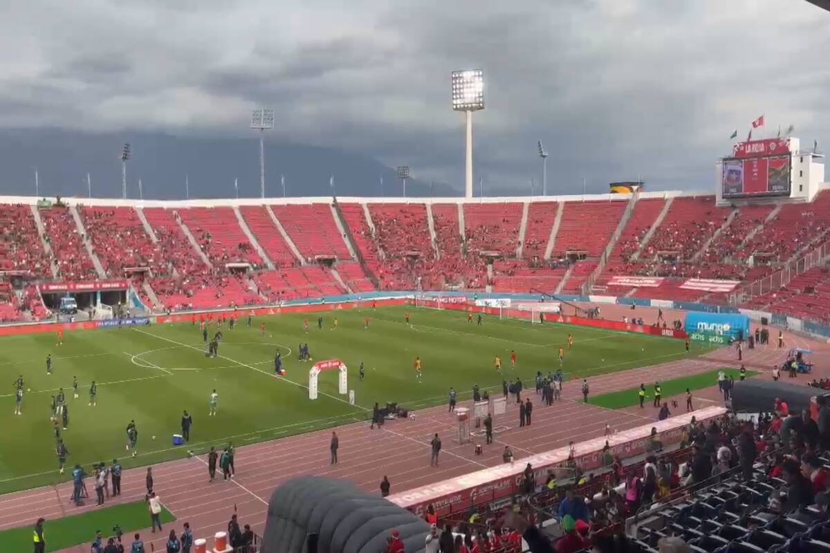 a minutos del comienzo del partido entre Chile y Bolivia.
