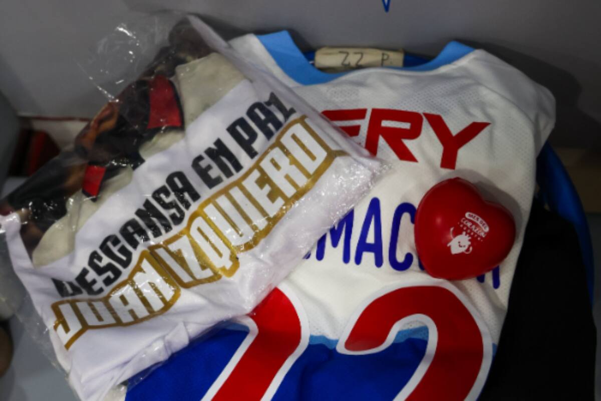 Así mostró la UC la camiseta de Kagelmacher que esperaba por el homenaje a Juan Izquierdo en el camarín cruzado. (Foto: @Cruzados)