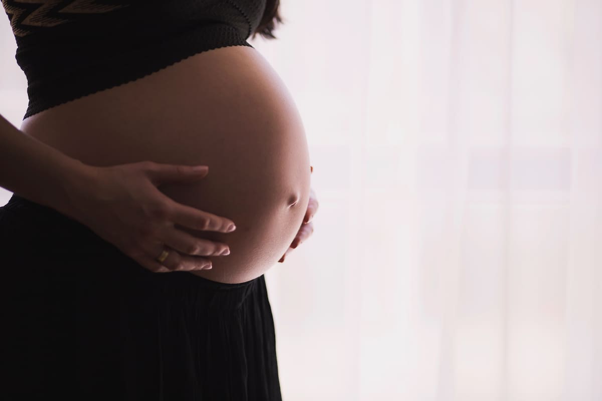 Puedes postular desde el quinto mes de embarazo. Créditos: Pexels.