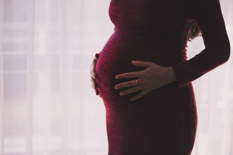 Revisa cuáles son los nuevos montos de la Asignación Maternal y desde cuándo comienza a regir. Créditos: Canva.