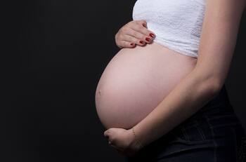 Trabajadoras embarazadas o sus cónyuges pueden recibir $20 mil mensuales