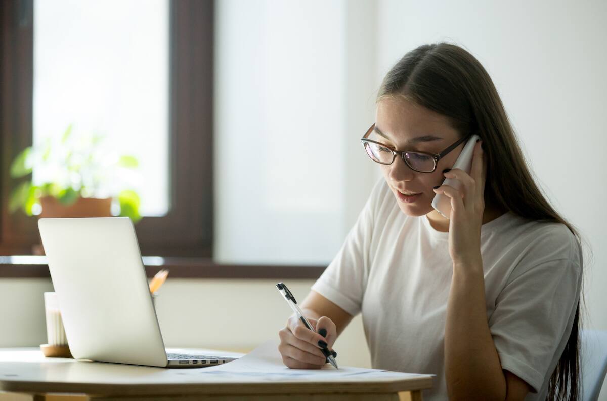 Ofrecen sueldo de $750.000 para asistentes comerciales: ¿Cómo postular y qué requisitos piden?