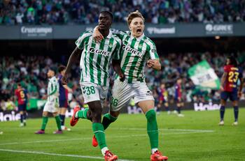 Respira Pellegrini: el increíble golazo del Betis para empatarle al Barcelona en los descuentos