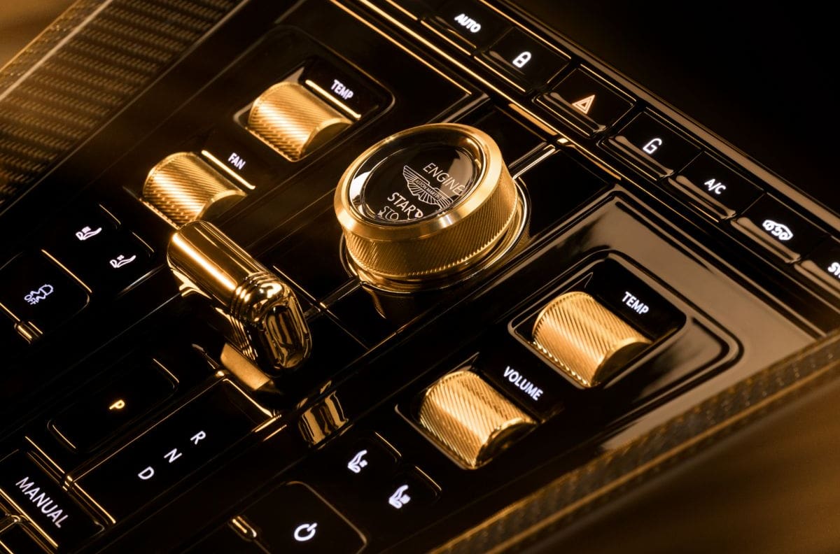 Aston Martin celebra a James Bond con una edición que tiene oro de 18 quilates