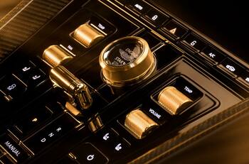 Aston Martin celebra a James Bond con una edición que tiene oro de 18 quilates