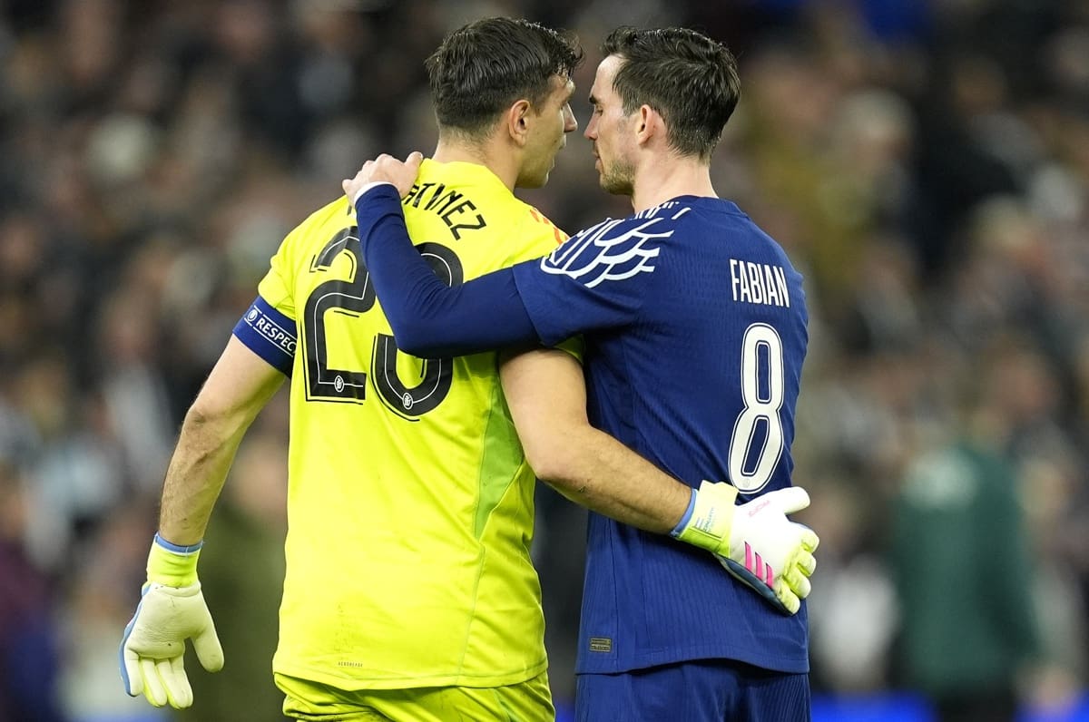 El equipo del Dibu Martínez quedó eliminado en los cuartos de final de Champions League ante el PSG.