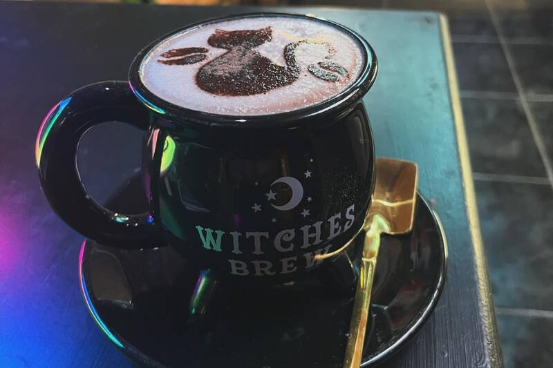 En el lugar, desde las tazas hasta su carta está inspirada en los signos del zodíaco. Créditos: Instagram.