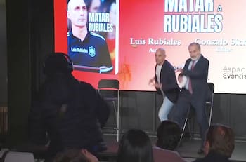 VIDEO | Atacaron al polémico Luis Rubiales en evento: esta fue su airada reacción
