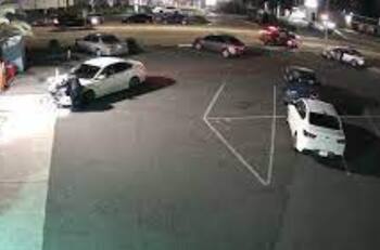 VIDEO | Imágenes sensibles: Conductor atropella deliberadamente a una mujer sin hogar