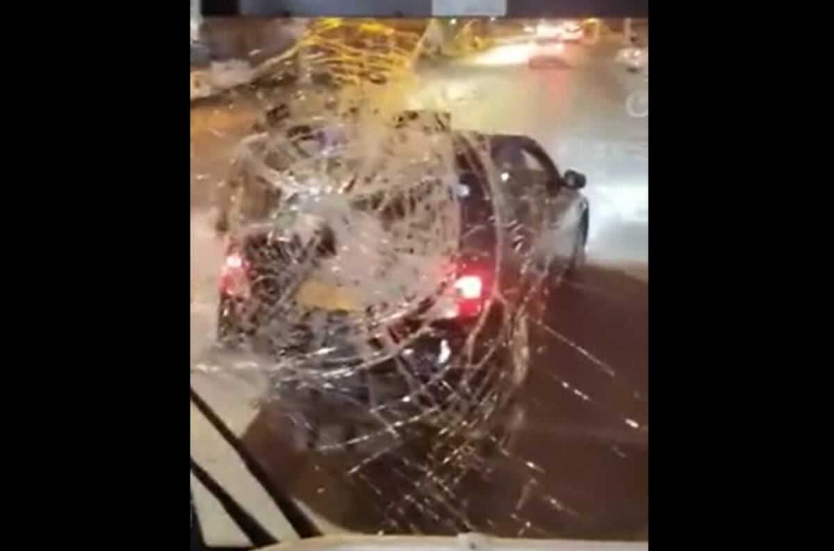 VIDEO | Descontrolado colectivero atacó a piedrazos una micro con pasajeros en Maipú tras protagonizar choque